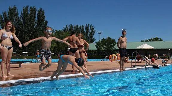 Las piscinas de Las Norias y las del Cortijo empezarán la temporada el próximo 15 de junio