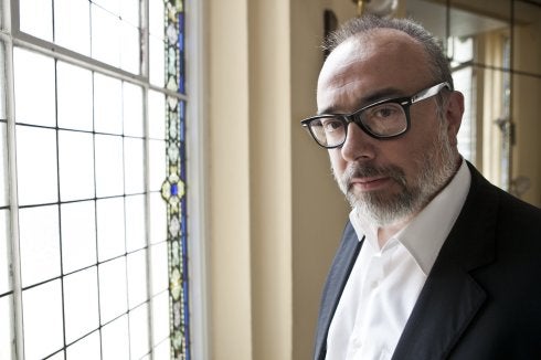 Álex de la Iglesia posa en el Círculo de Bellas Artes, donde presentó su segunda novela. 