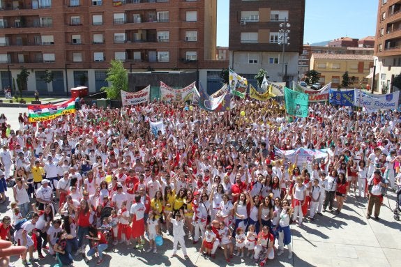 Más de 1.600 integrantes de peñas de toda La Rioja disfrutaron de un extraordinario ambiente durante toda la jornada. 