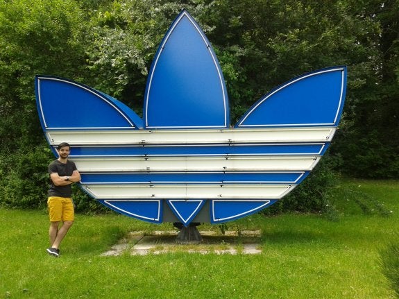 Carmelo Ruiz, ante un logo de Adidas en Baviera. 