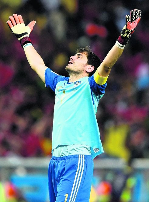 Iker Casillas y Xabi Alonso, en la foto superior, completaron un mal partido.