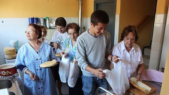 Voluntarios de Cáritas atienden a temporeros en Alfaro