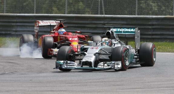 Lewis Hamilton, por delante de Fernando Alonso en la carrera de ayer en Austria. 