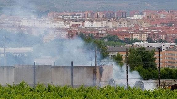 Sigue activo el incendio declarado en una granja de Logroño, que calcinó 200 toneladas de paja, forraje y alfalfa