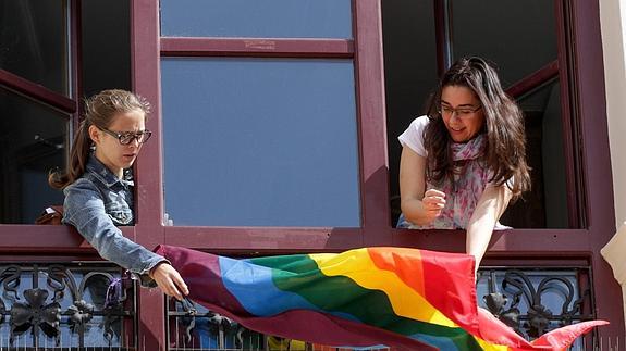 Momento del izado de la bandera arcoíris en la sede del PSOE riojano || Díaz Uriel