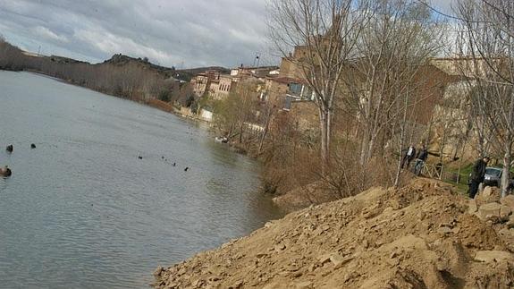 Vertido incontrolado de gravas y tierras realizados en la ribera del río Ebro a su paso por Briñas.