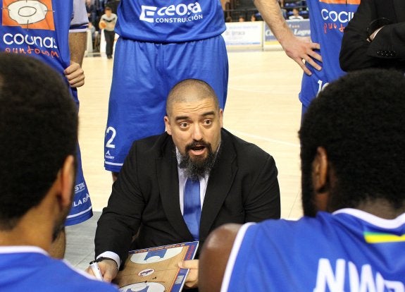  Últimas órdenes. En su primer 'play off' de ascenso a ACB, ante el Burgos. Su última imagen dando órdenes. 