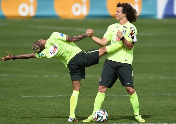 David Luiz bromea
con Dani Alves
mientras el lateral
estira su pierna.
