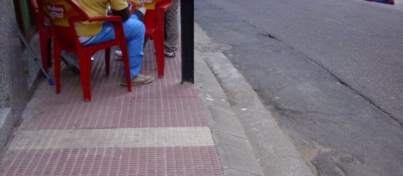 Una terraza que se come  la acera