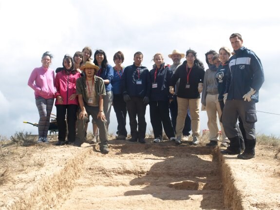 El grupo de trabajo que durante estos días ha estudiado 'El Cortijo' de Bergasa. 