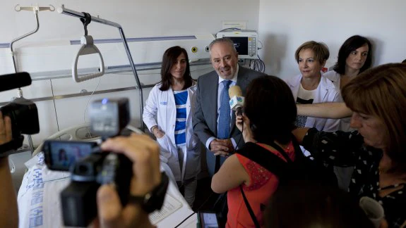 José Ignacio Nieto, flanqueado por María Luz de los Mártires y María Eugenia Marzo, ayer, en una de las habitaciones de la Unidad de Ictus en el Hospital San Pedro. 