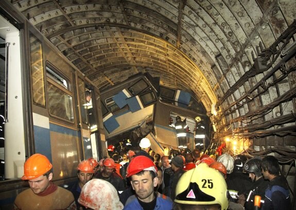 Trabajos de rescate después del descarrilamiento de tres vagones en el metro de Moscú. 