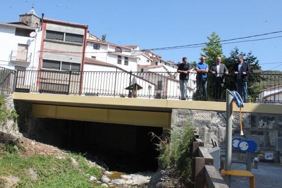 Alcalde y director de Obras Públicas visitaron el puente. 