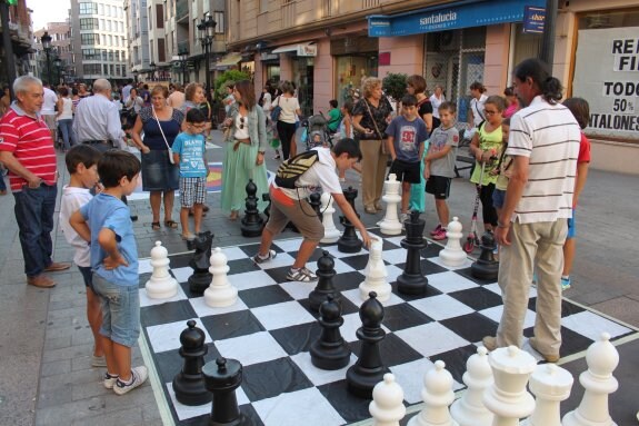 Unos niños juegan una partida de ajedrez gigante en las calles de Arnedo. 