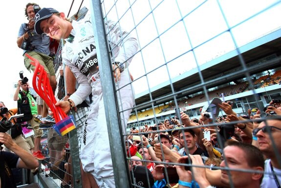 Nico Rosberg, más líder del Campeonato del Mundo, celebra con los aficionados alemanes su triunfo en el circuito de Hockenheim.
