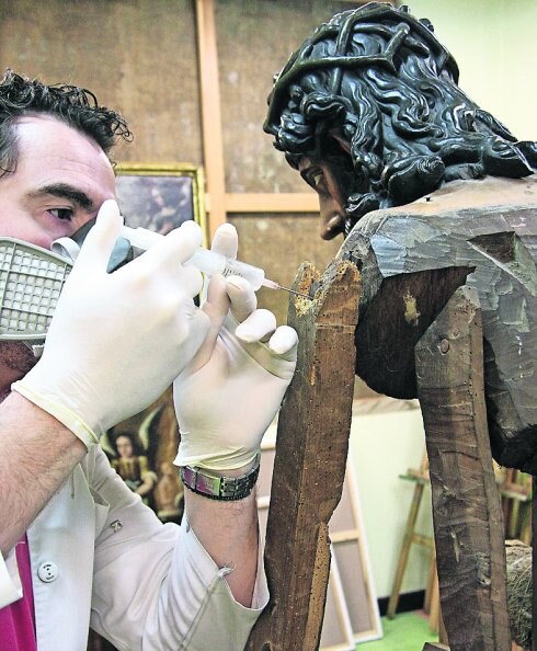 José Luis Birigay restaura el Cristo de la Cruz a Cuestas. 