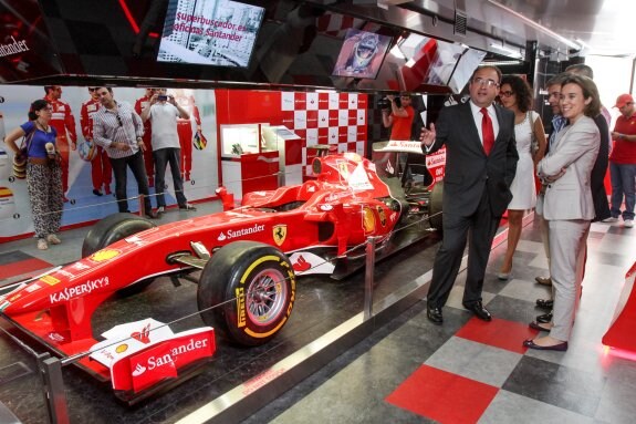 El Ferrari de Alonso se pasea por la ciudad de Logroño