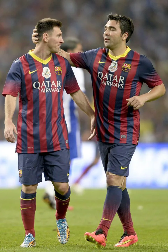Leo Messi y Deco celebran un gol en el partido homenaje.
