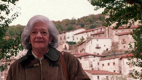 La escritora Ana María Matute, en una de sus visitas a la sierra riojana, posa junto al municipio de Villoslada de Cameros