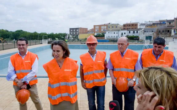 La alcaldesa, Cuca Gamarra, ayer durante la visita a las obras de las piscinas 'José Luis Eguizábal' de Varea. 