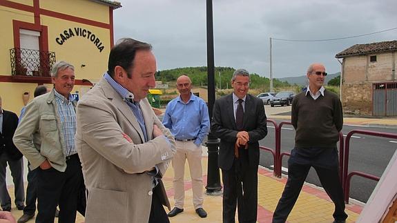 Las nuevas aceras en la travesía de Cirueña mejoran la seguridad vial