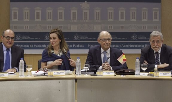 Cristóbal Montoro, ministro de Hacienda, durante su reunión de ayer con el Consejo de Política Fiscal y Financiera. 