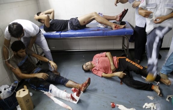 Heridos en el ataque al mercado de Shejaia el miércoles esperan para recibir tratamiento en un hospital en Gaza. 