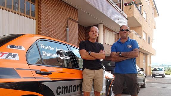 Los hermanos junto al coche que les dió el pasado sábado la victoria