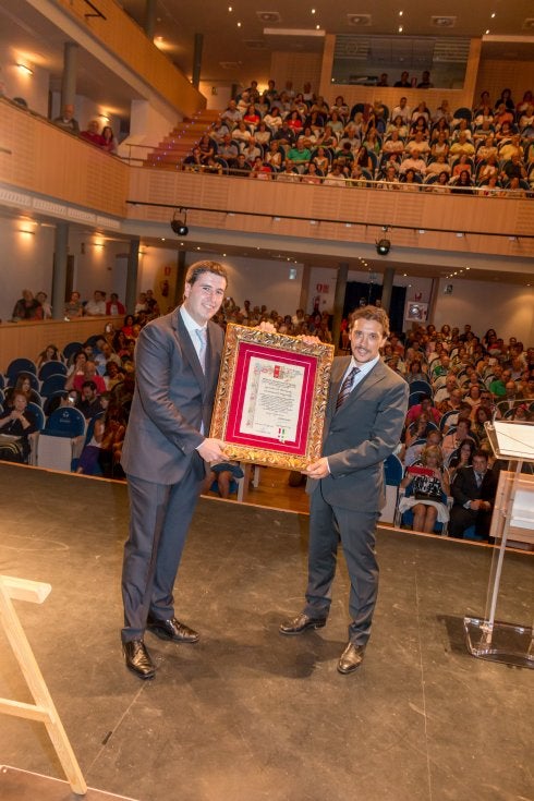 Francis Paniego recibe el diploma de 'Hijo predilecto'. 