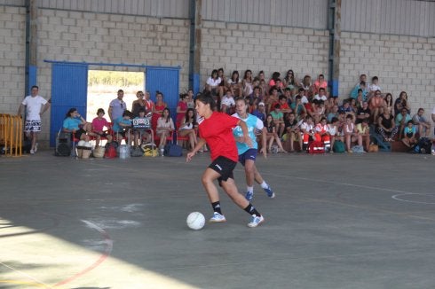 Los dos equipos finalistas posan antes de celebrar el partido y un momento del mismo. 