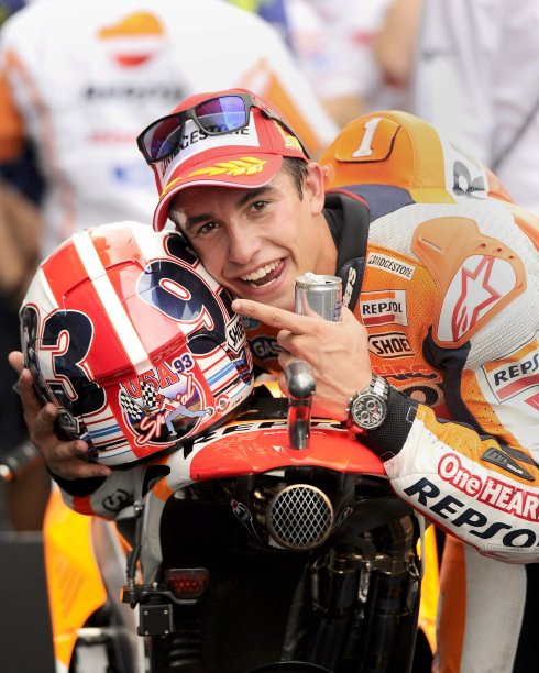 Marc Márquez señala el casco, ayer, tras ganar en Indianápolis.
