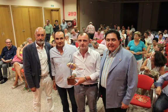 Paco March, Ángel Jiménez, Ángel Diestro y Tomás Campuzano, anoche con la Cigüeña de Oro. 