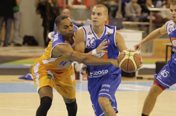 Ogirri intenta robar el balón a Hall en el partido de la temporada pasada jugado en La Coruña. 