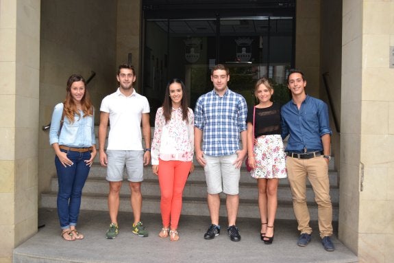 Cristina, Rubén, Sara, Alejandro, Macarena y Adriano en el Ayuntamiento. 
