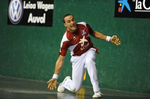 Irujo expone las uñas para intentar levantar una pelota. 