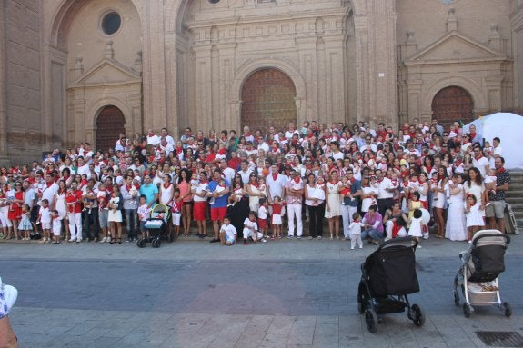 Un centenar de niños nacidos en el 2013, tanto empadronados en Alfaro como hijos de la ciudad, vistieron en la mañana el pañuelo de sus primeras fiestas. 