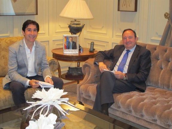 Carlos Paul, alcalde de Rincón de Soto, y Pedro Sanz, en la reunión mantenida el jueves. 