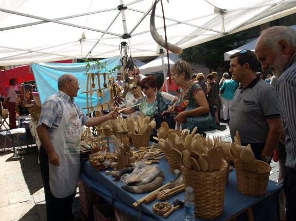 Los puestos acogieron la visita de decenas de calagurritanos. 