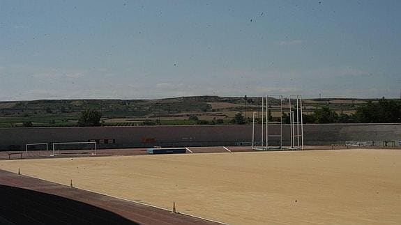 El estadio El Mazo todavía no tiene césped artificial