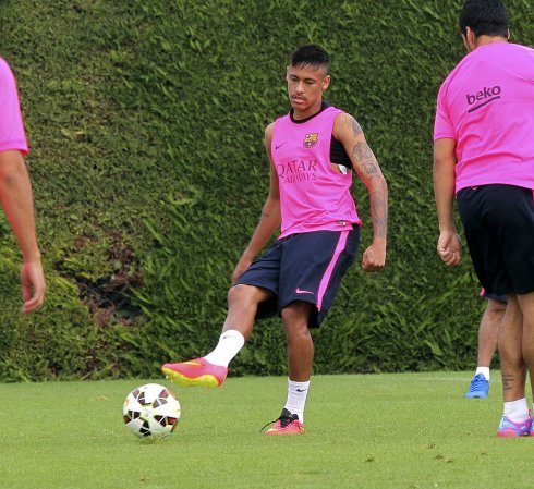 Neymar entrenando.
