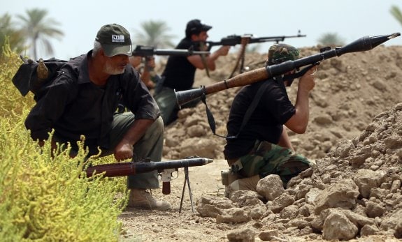 Miembros de las milicias chiíes toman posiciones en Jurf al-Sakhr para contener a las tropas yihaidistas. 