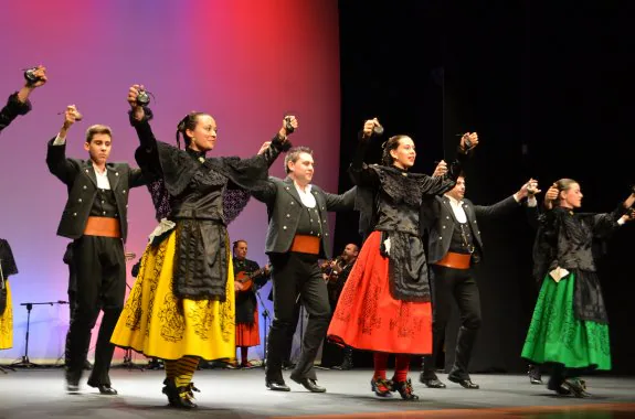 Arriba, desfile del grupo de Serbia y Coletores. Abajo, actuación de los danzantes de Almagro. 