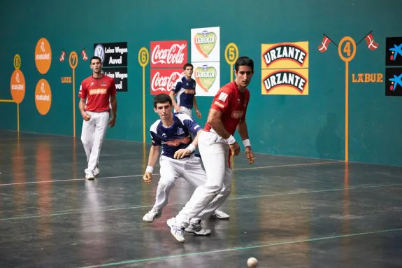 Saralegui y Altuna observan la trayectoria de la pelota en el duelo de ayer en Amezketa. 