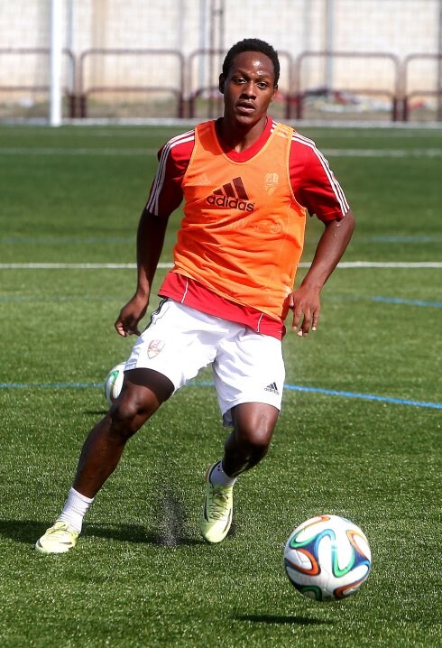 Joel Valencia se entrena con la Unión Deportiva Logroñés. 