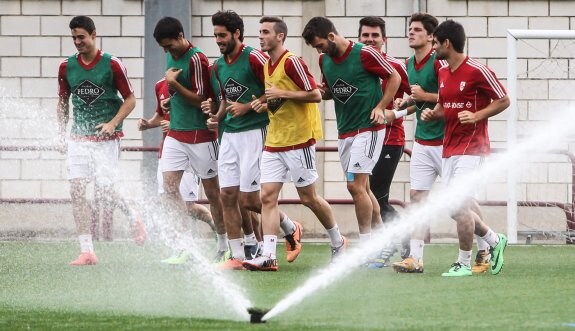 Los jugadores blanquirrojos se mojan con el riego en el Mundial'82. Hoy les toca mojarse y hacer su mejor juego en  Las Gaunas. 