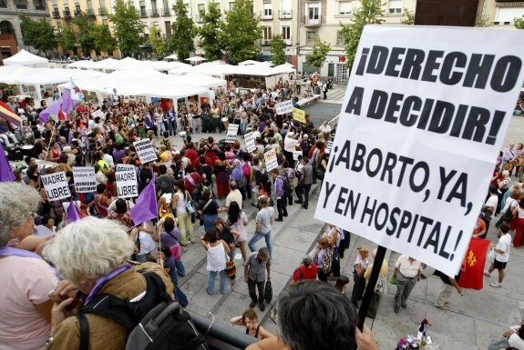 Manifestación a favor de la ley de plazos para el aborto. 