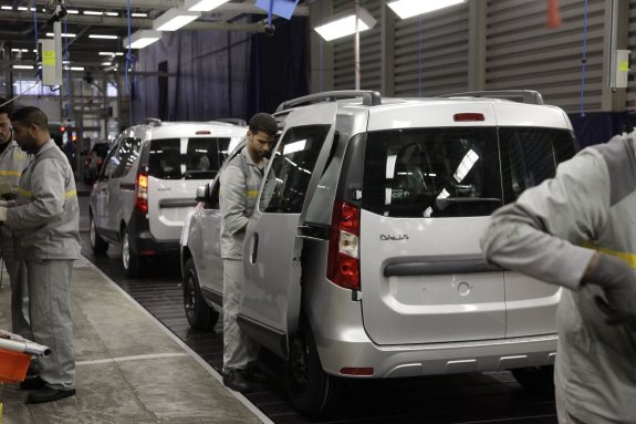 Linea de montaje del Dacia Logan, en la factoria de Somaca en Tánger (Marruecos). 