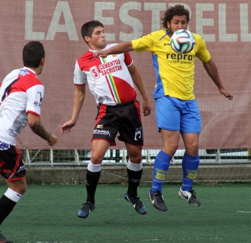 Rocha pelea con Valentín, goleador del Calasancio.