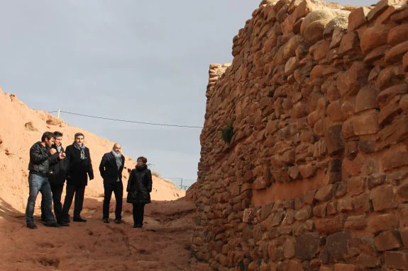 Eguizábal, a la izquierda, guía a las autoridades en una pasada visita al poblado celtíbero de San Miguel, con su impresionante muralla. 