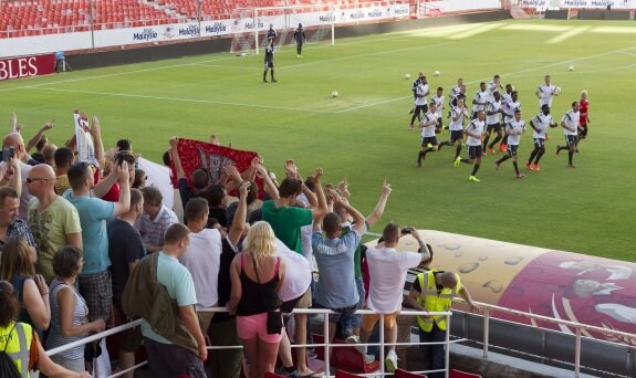 La bulliciosa afición holandesa anima a los suyos en Sevilla. 